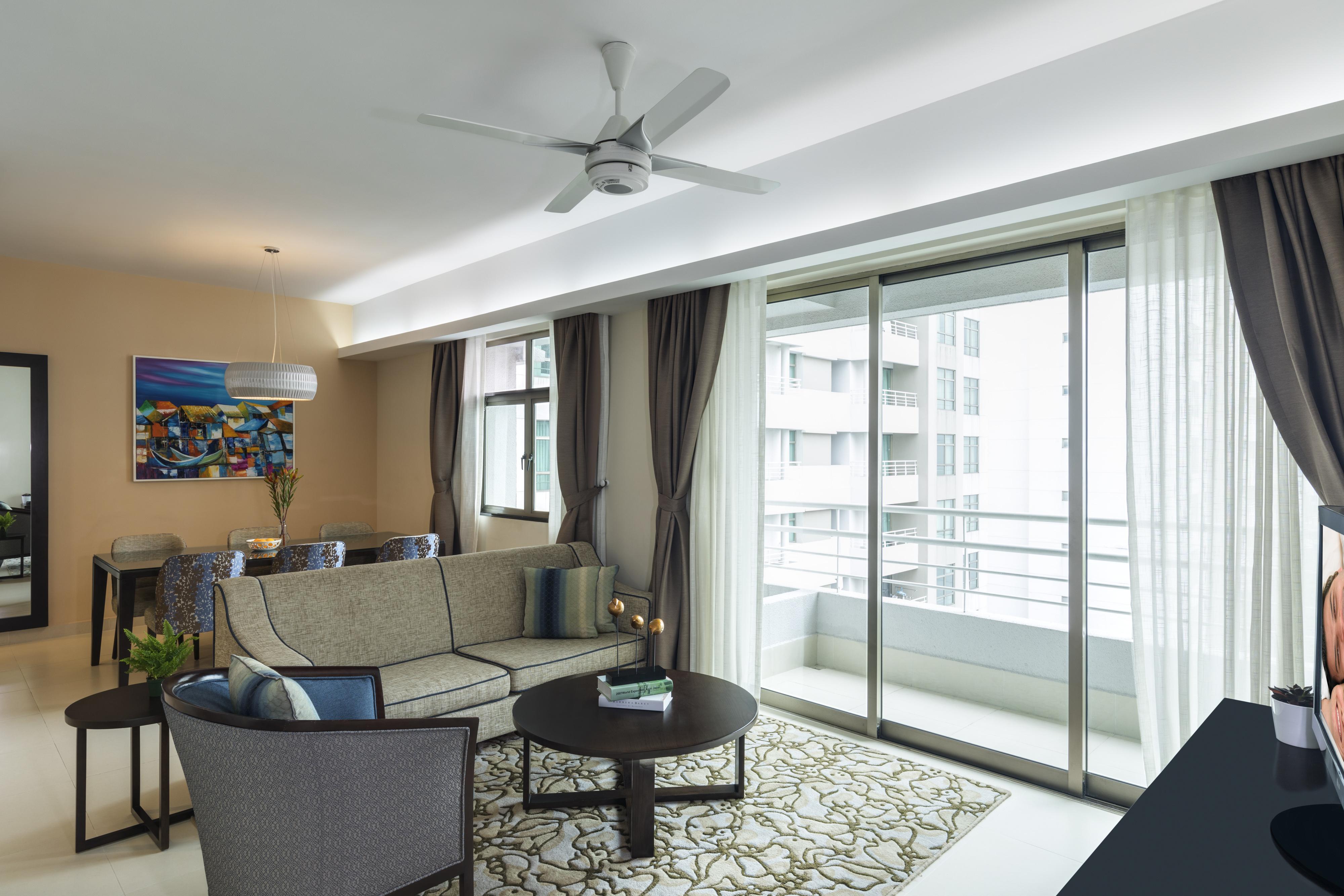 Somerset Hô Chi Minh-Ville Extérieur photo A living room with a ceiling fan