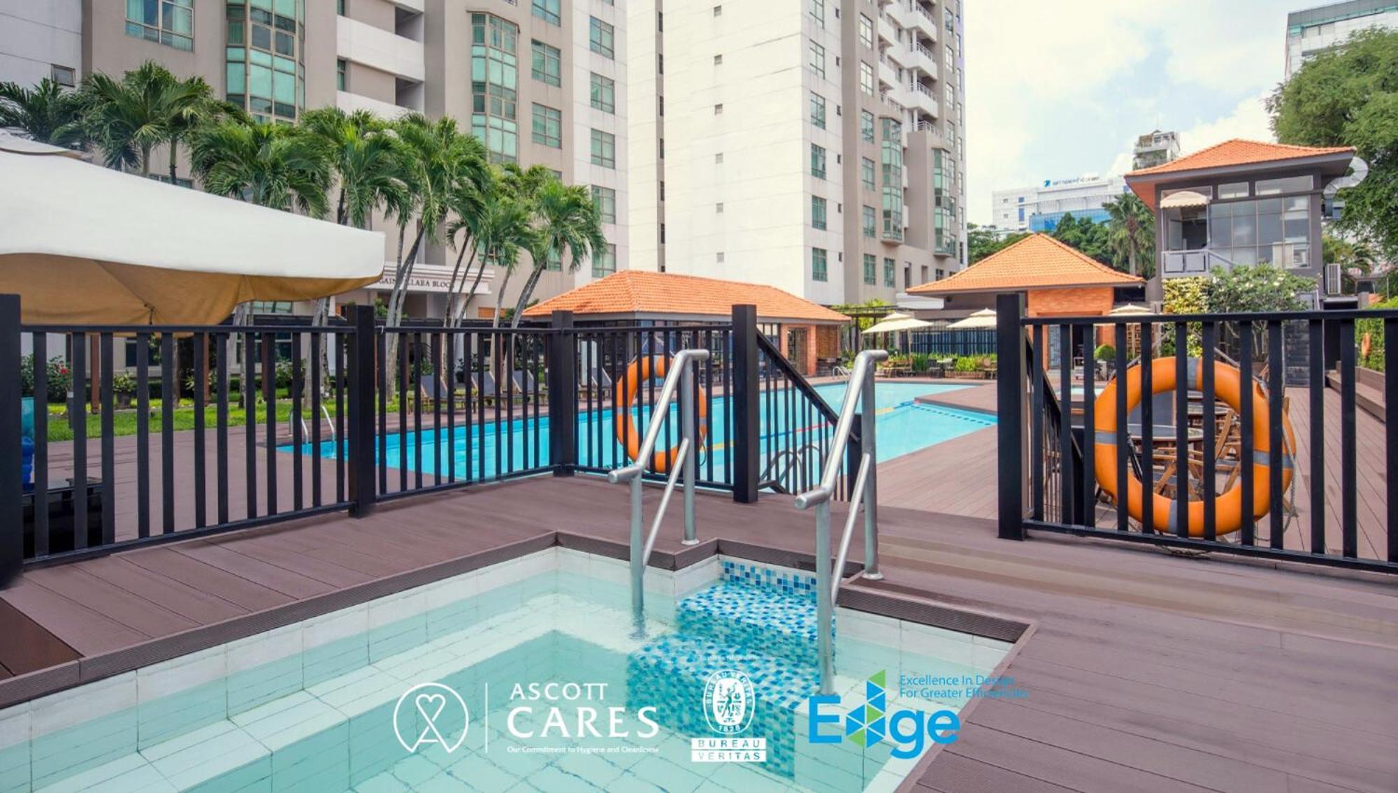 Somerset Hô Chi Minh-Ville Extérieur photo A pool at a condominium in Singapore